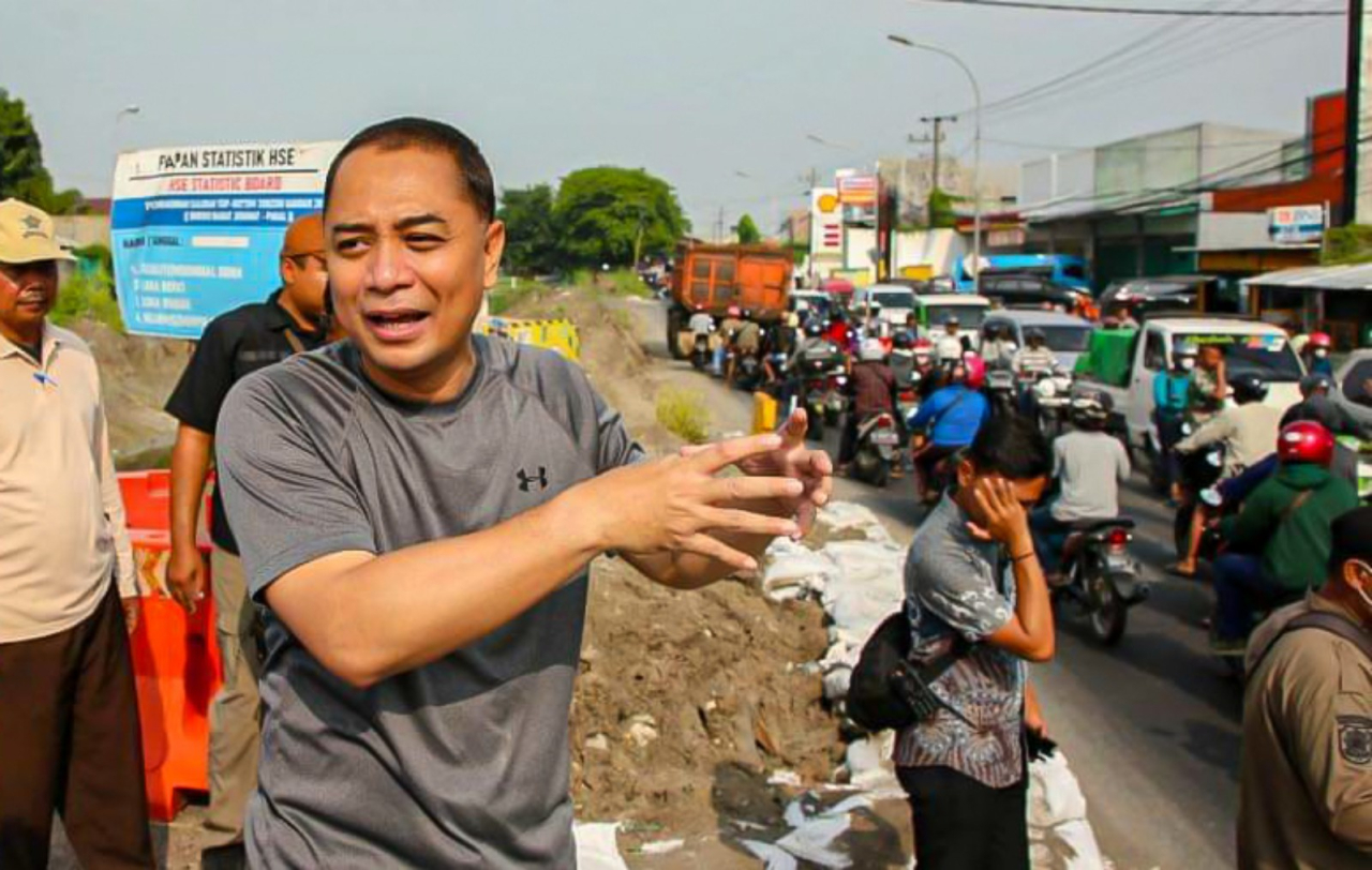 Eri Cahyadi meninjau pengerjaan Box Culvert Babat Jerawat-Benowo di Jalan Raya Babat Jerawat, Sabtu (24/2)