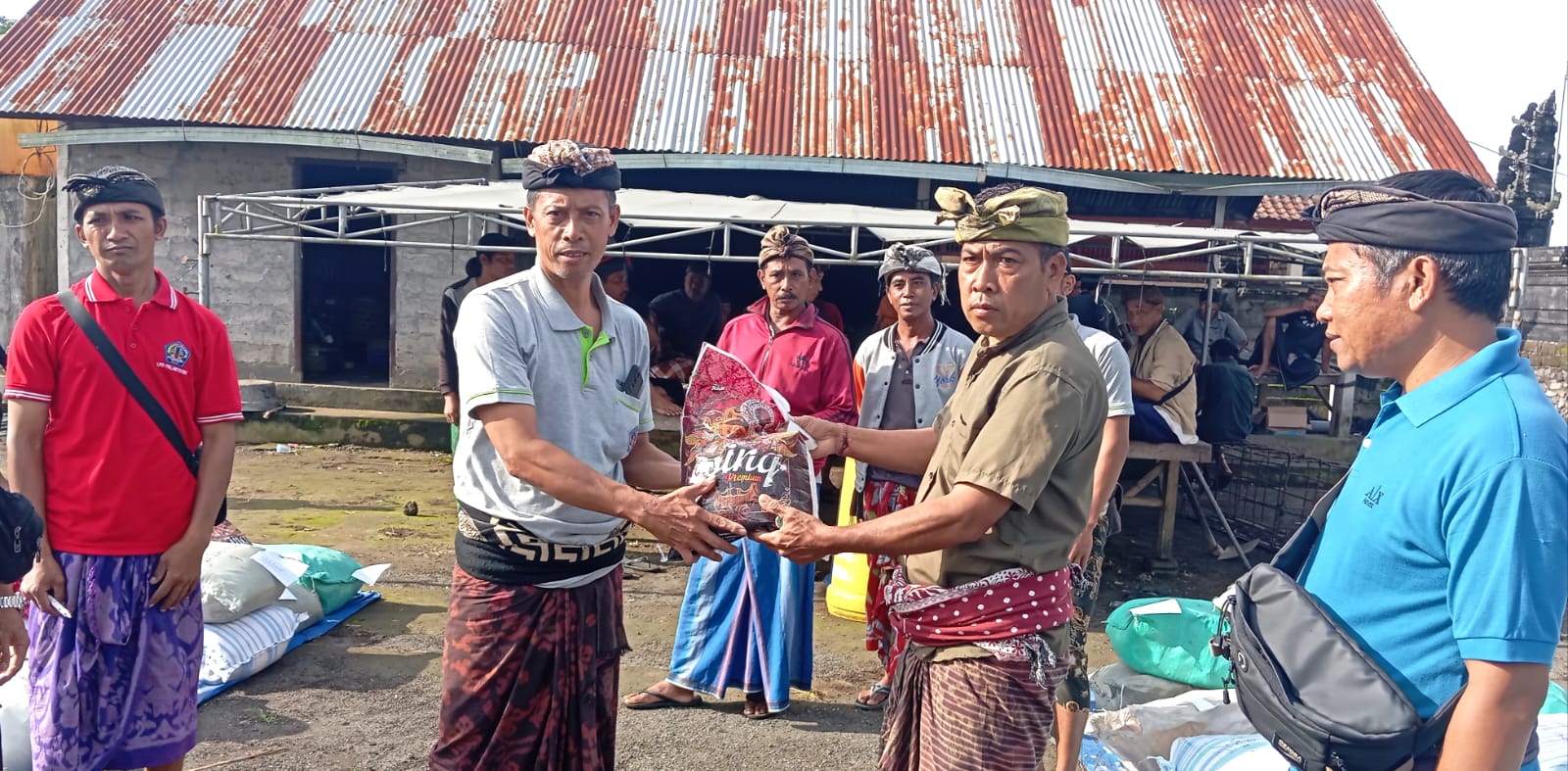 Harga Beras Naik, LPD Desa Adat Palaktiying Bagikan 2 Ton Beras Menjelang Hari Raya Galungan