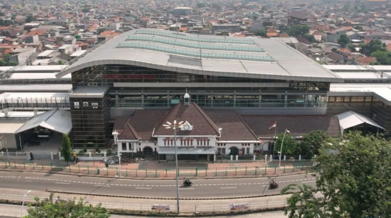 KAI Bangun Eskalator di Stasiun Senen, Penumpang 17 KA Diberi Opsi Berangkat dari Jatinegara