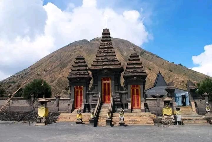 Gunung "Bromo" Berasal dari Kata "Brahma", Nikmati Lautan Pasir dan Gunung Suci yang Memukau