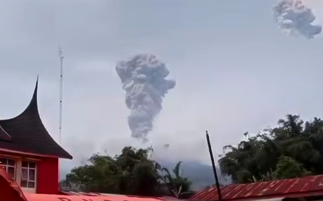 Gunung Marapi Sumatra Barat Erupsi, Kolom Abu Mencapai 2.000 Meter di Atas Puncak