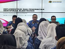 Kepala BPN Kota Depok Indra Gunawan didampingi jajaran melakukan rapat koordinasi internal terkait Kantor Sertifikat yang berlangsung di Aula Kantor Pertanahan Kota Depok, Senin 20 Mei 2024. (Foto: BPN Kota Depok)