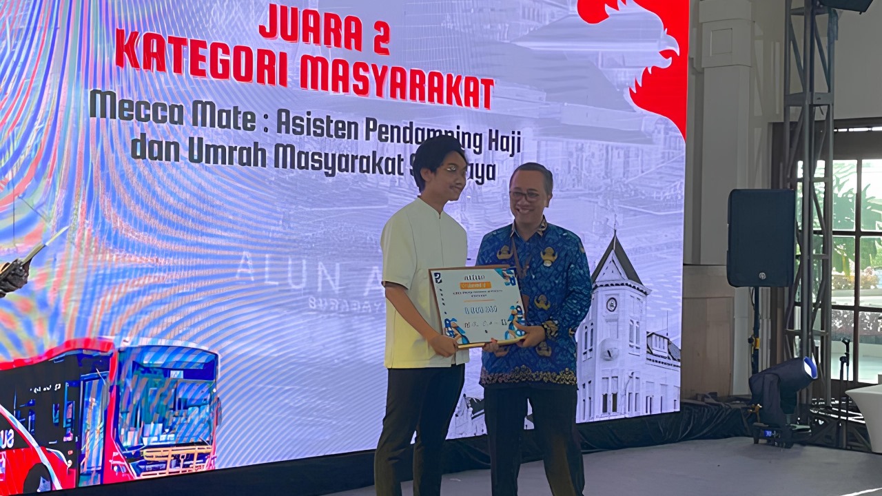 FOTO: Luthfi Hakim Irawan (kiri) saat mewakili tim Mecca Mate ITS menerima penghargaan juara II kategori Masyarakat pada perlombaan Inovboyo 2024