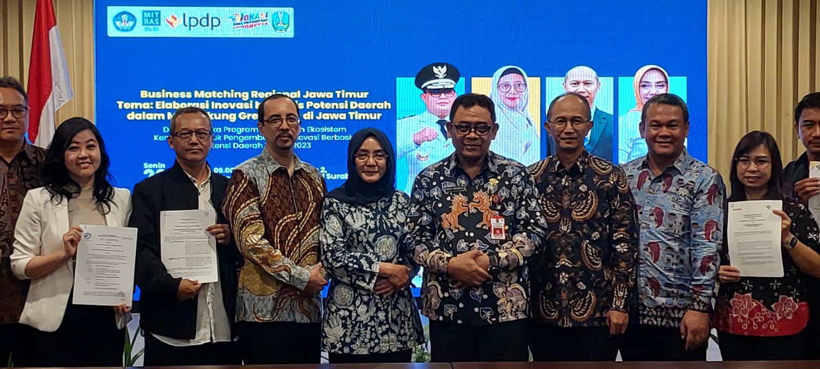 Puji Pangestu Lestari Ketua Kadin Kota Pasuruan, Adik Dwi Putranto, ketua Umum Kadin Jawa Timur, saat melihat drone pemantau Hama hasil karya dari salah satu perguruan tinggi Vokasi anggota Konsorsium Perguruan Tinggi Vokasi (PTV) di acara business matchi