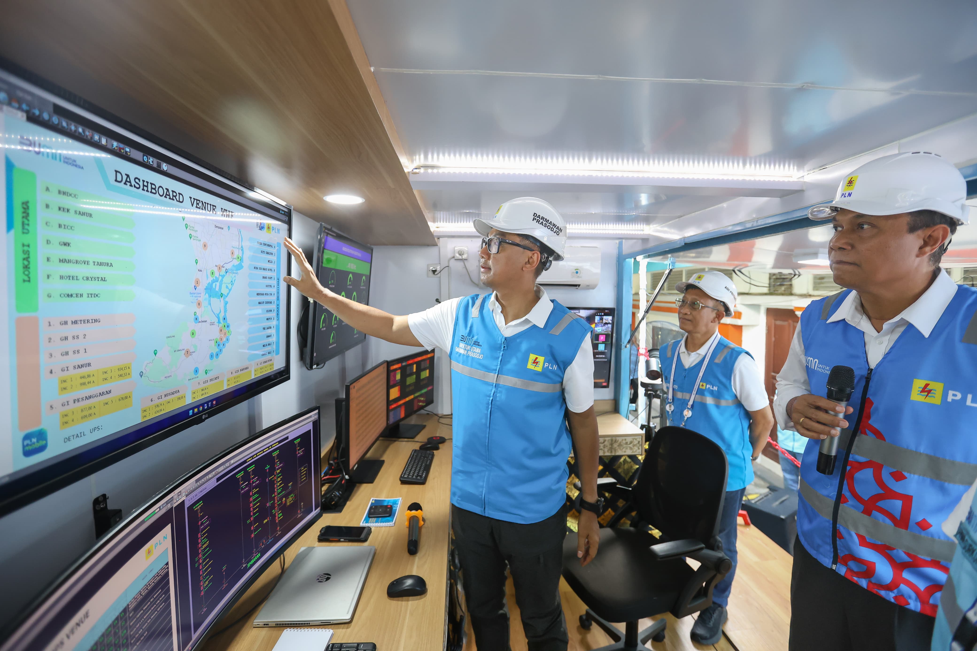 Direktur Utama PLN, Darmawan Prasodjo (kiri) didampingi oleh Direktur Distribusi PLN, Adi Priyanto (tengah) dan General Manager PLN Unit Induk Distribusi Bali, I Wayan Udayana (kanan) ketika meninjau langsung pengamanan pasokan listrik untuk gelaran Konfe