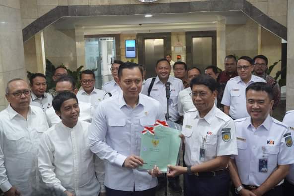 Menteri ATR/BPN Serahkan Sertifikat HPL Lahan Sengketa di Medan ke PT KAI
