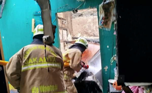 Terjadi Kebakaran di Kebayoran Lama, 38 Personel dan 14 Unit Damkar DKI Dikerahkan ke TKP