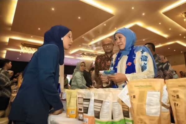 Jokowi Tunda Kewajiban Sertifikat Halal, Khofifah Indar Parawansa Sebut itu Peluang bagi Pelaku UMKM