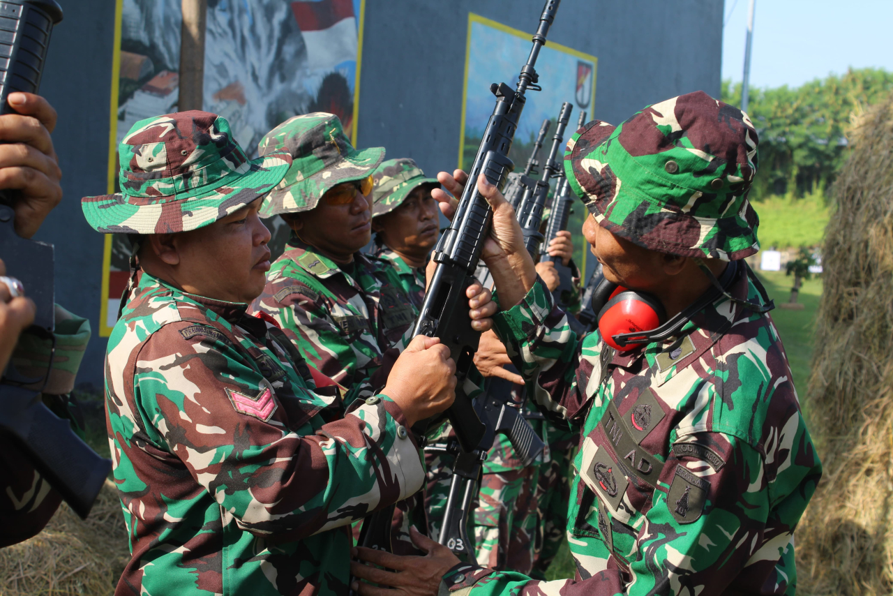Kodim Surabaya Utara Latihan Menembak Senjata Ringan dengan SS1-V1 dan P1 Pindad