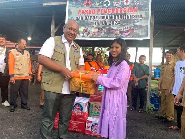 BNPB Serahkan Dukungan Operasional Bencana 200 Tuta Rupiah ke Pemkab Landak