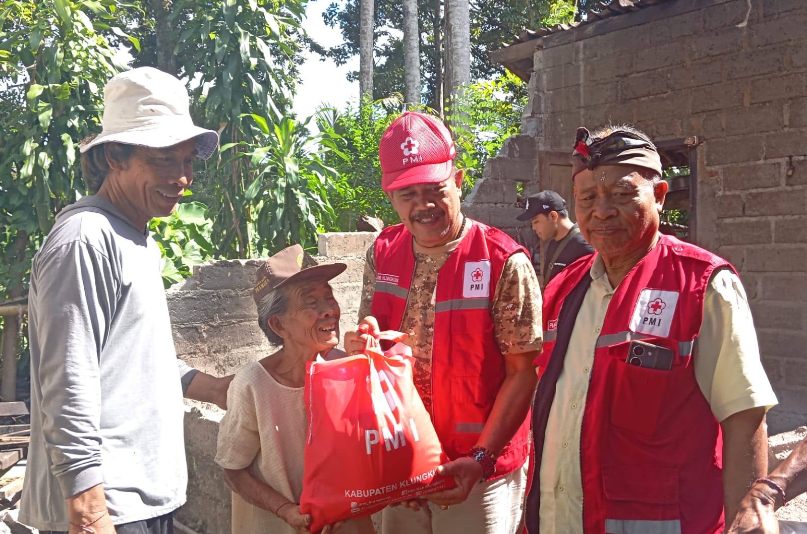 PMI Gerak Cepat Bantu Korban Gempa di Klungkung: Dapur Rumah Jro Sandat 80 Tahun Roboh