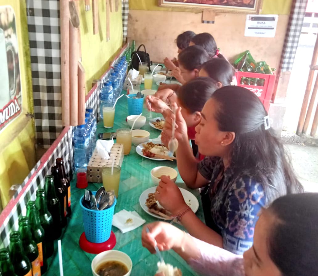 Viral Akibat Lawar dengan Darah Babi Mentah, Pedagang di Karangasem Merasakan Dampaknya