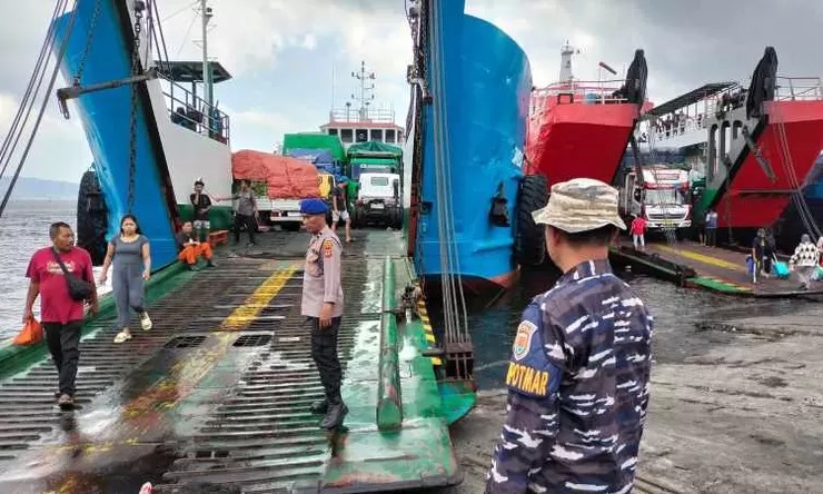 SETELAH KANDAS : Kendaraan muatan KMP Jambo VI bongkar muatan di dermaga Pelabuhan Gilimanuk setelah kandas enam jam lebih. (foto:TNI AL)