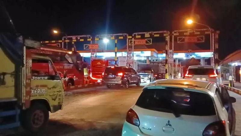 Antrean kendaraan di Pelabuhan Gilimanuk saat terjadi cuaca buruk pada Minggu malam.(foto: BPTD Gilimanuk)