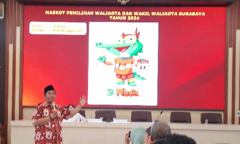 Subairi Komisioner KPU Kota Surabaya. (Amar) Bidang Divisi Sosialisasi Pendidikan Pemilih, Partisipasi Masyarakat dan Sumber Daya Manusia saat menyampaikan paparannya di Media Gtharering