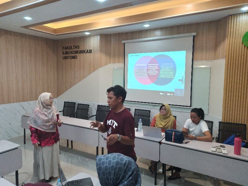 Dimas Prakoso (kaos hitam) dan Nur'annafi Farni SM (akademisi Unitomo) saat menyampaikan materi didampingi dua pembicara lainnya. (Foto: Amar)