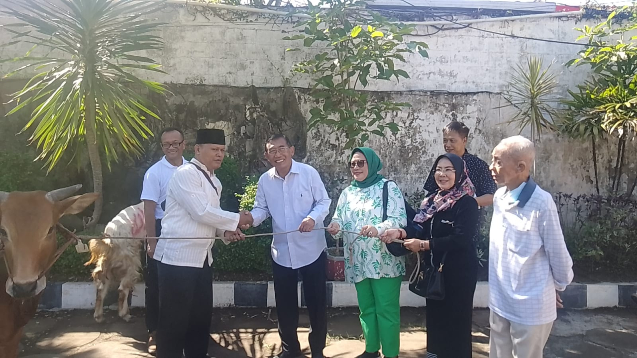 Penyerahan Hewan Qurban oleh Ketua Yayasan Perbangdin (Budi Kartono) Kepada Ketua Panitia Qurban
