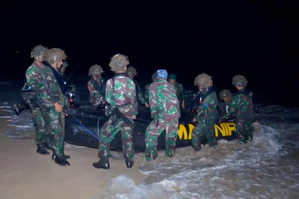 Kolonel Joko Fitrianto Tinjau Latihan Pendaratan Khusus di Pantai Tamban, Malang