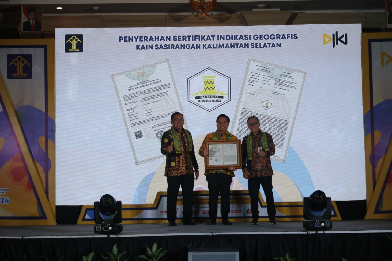 Staf Ahli Menteri Bidang Ekonomi, Lucky Agung, didampingi Kepala Kantor Wilayah, Taufiqurrakhman, kepada Sekretaris Daerah Roy Rizali Anwar yang mewakili Gubernur Kalsel, Sahbirin Noor, pada pembukaan Mobile Intellectual Property Clinic (MIPC) tahun 2024