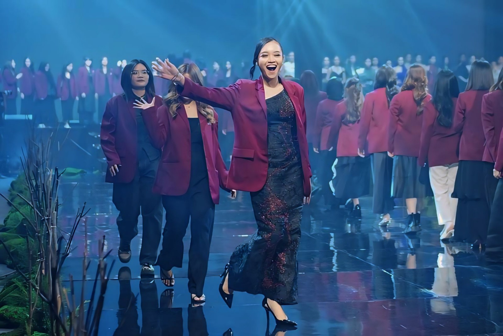 Mahasiswa FPD Universitas Ciputra Unjuk Gigi di Fashionology 2024 dengan Karya yang Memukau