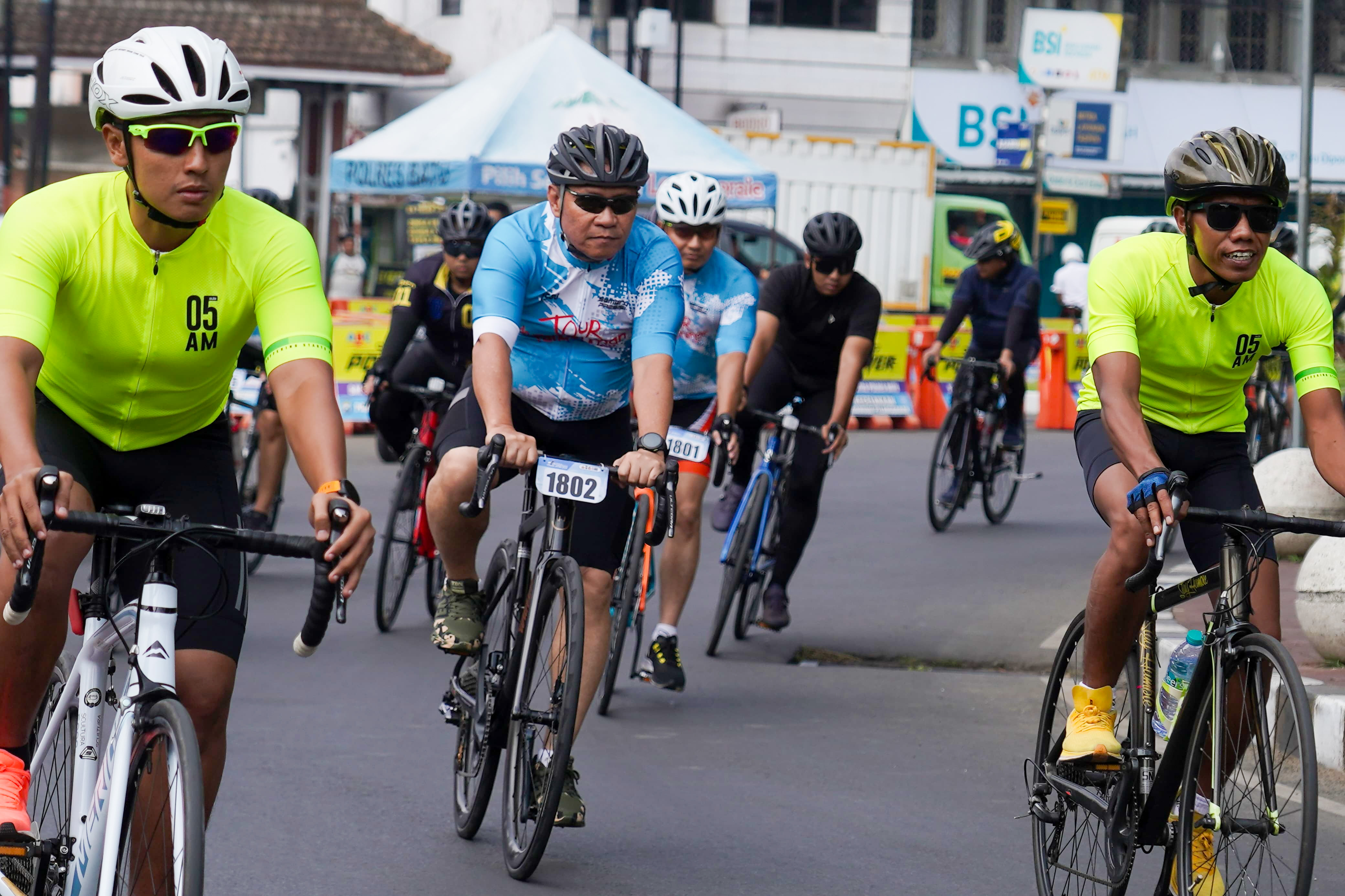 HUT Bhayangkara, Mayjen TNI Rafael Bersepeda Bersama Peserta Tour de Panderman 2024