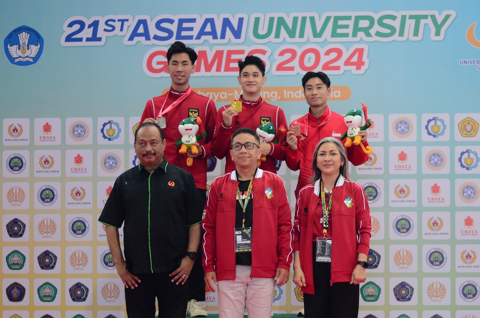 Ketua Koni Jatim, M.Nabil (kiri bawah), Rektor Ubaya Benny Lianto (tengah bawah), WR III Ubaya Christina Avanti (kanan bawah) bersama atlet Ubaya peraih medali emas Rainer Reinaldy (tengah atas) FOTO: Fuday