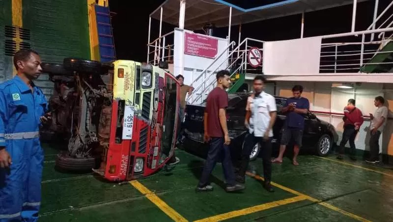 Pikap yang terguling di dalam kapal. (foto: BPTD Gilimanuk)