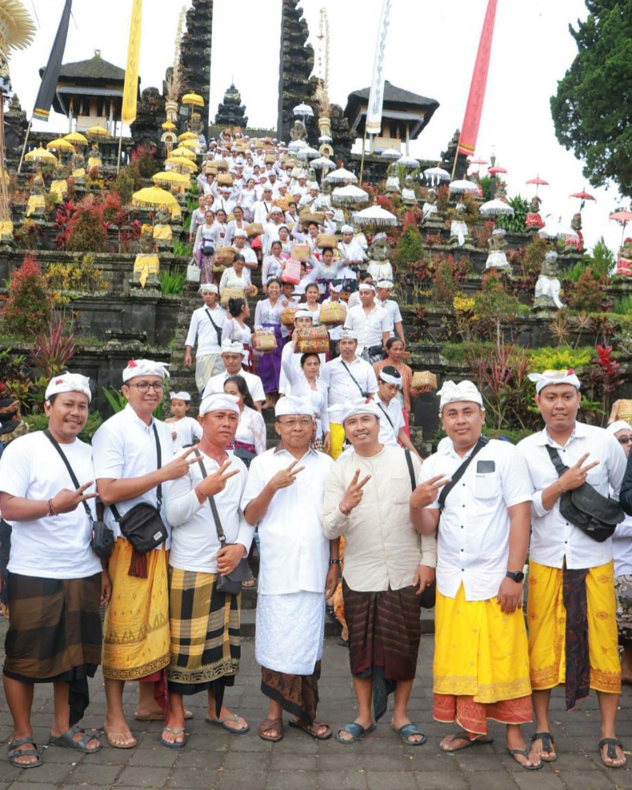 KAWASAN SUCI : Gubernur Bali, I Wayan Koster (tengah barisan depan) Saat di Pura Besakih Karangasem