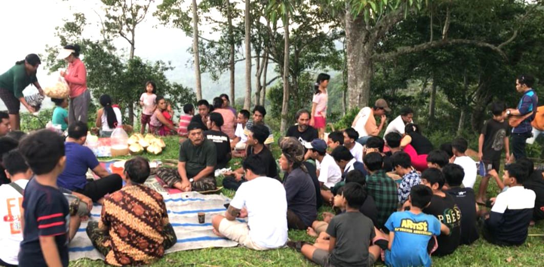 I Made Kasta Membaur bersama masyarakat Bukit Abah Kecamatan Dawah Kabupaten Klungkung Minggu 16 Juni 2024
