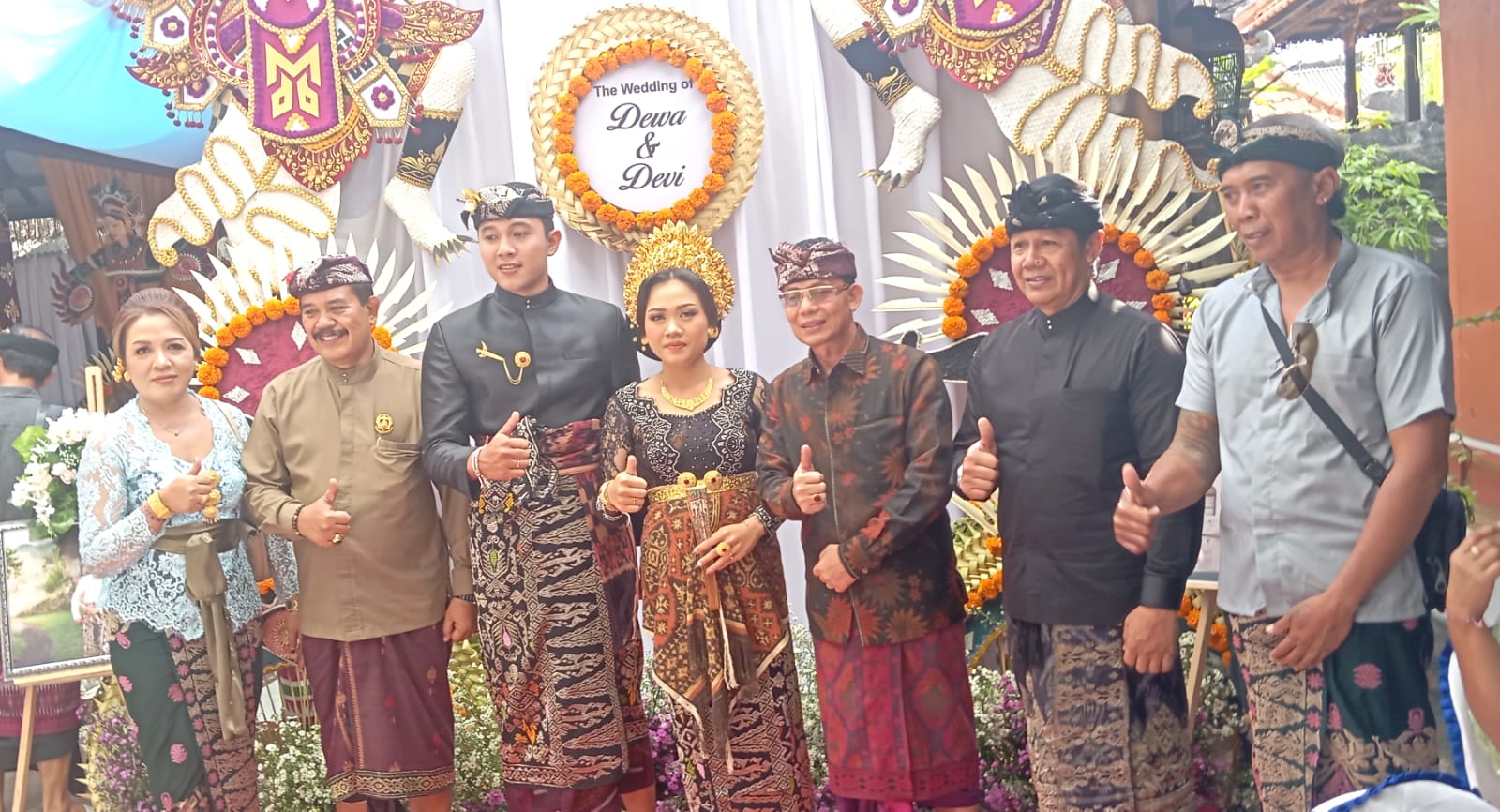 I Made Kasta Bersama Pasangannya Ketut Gunaksa saan menghadiri Acara pesta pernikahan Anak Jro Mekel Kepala Desa Lembongan Minggu 16 Juni 2024