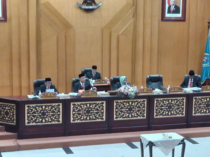 Walikota Eri Cahyadi (kedua dari kanan) saat sidang Paripurna di Gedung DPRD Kota Surabaya. (Amar)