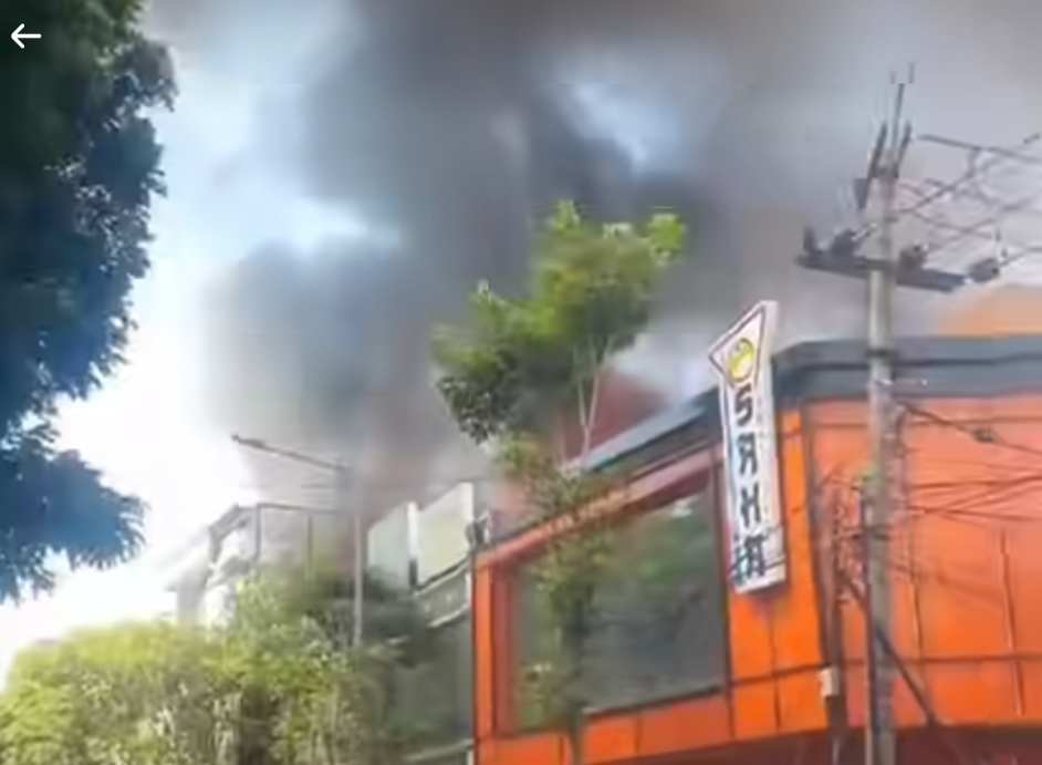 Toko Furniture di Jalan Kertajaya Terbakar, 10 Unit Damkar Dikerahkan