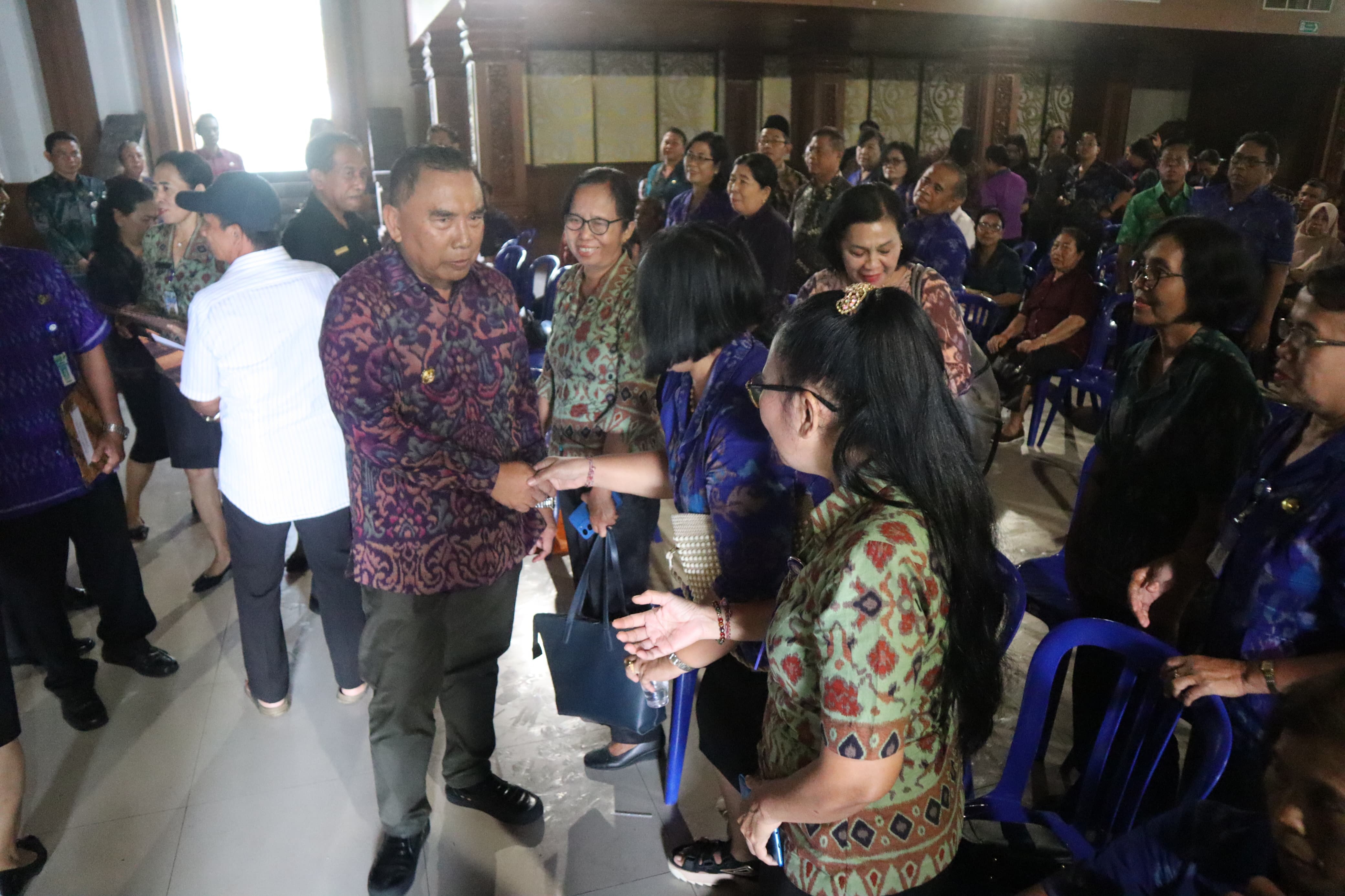 Ajak Tetap Mengabdi Bagi Jembrana, Bupati Tamba serahkan santunan anggota Korpri