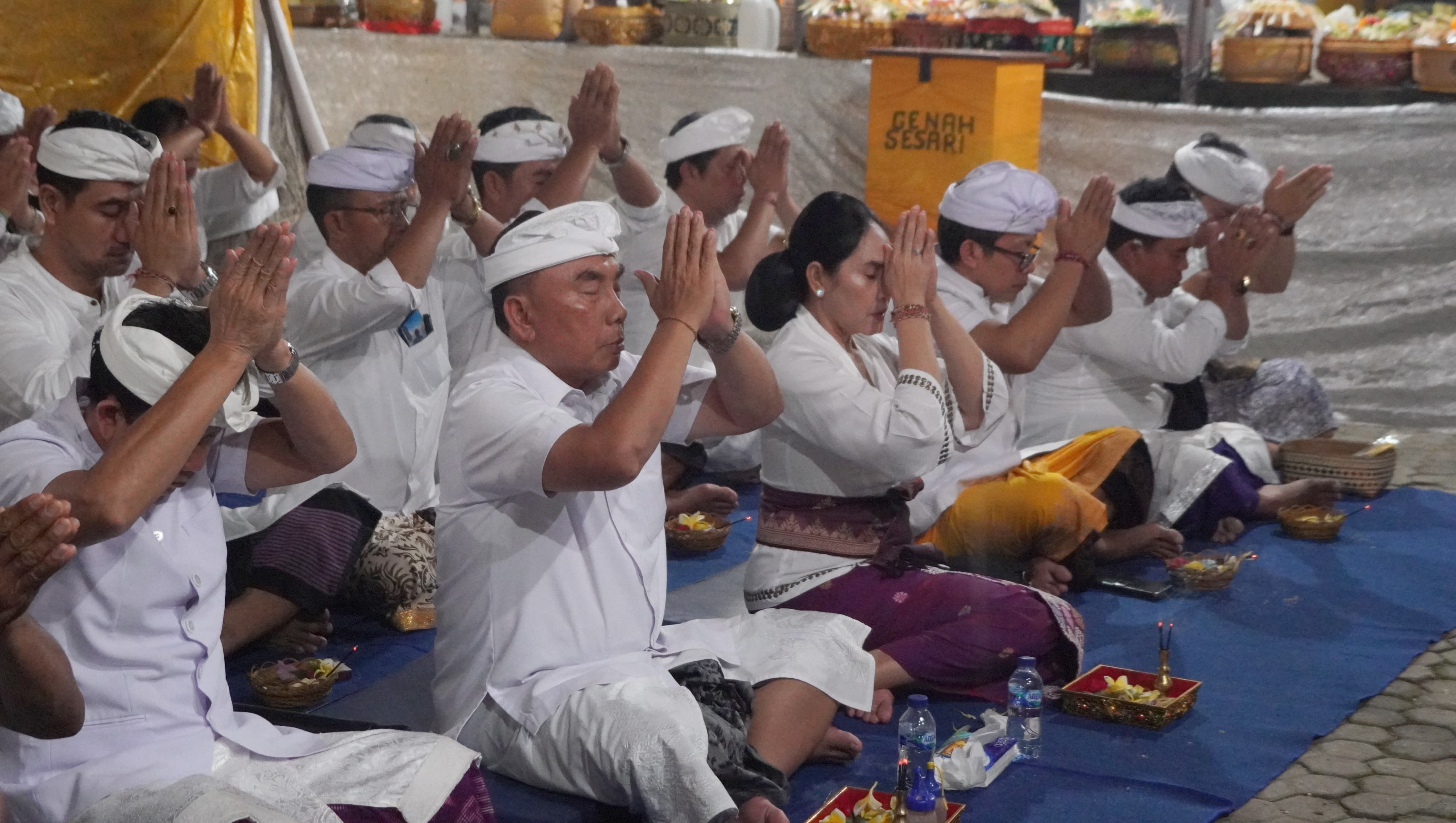 Bupati Tamba Hadiri Pujawali di Pura Dang Kahyangan Jati