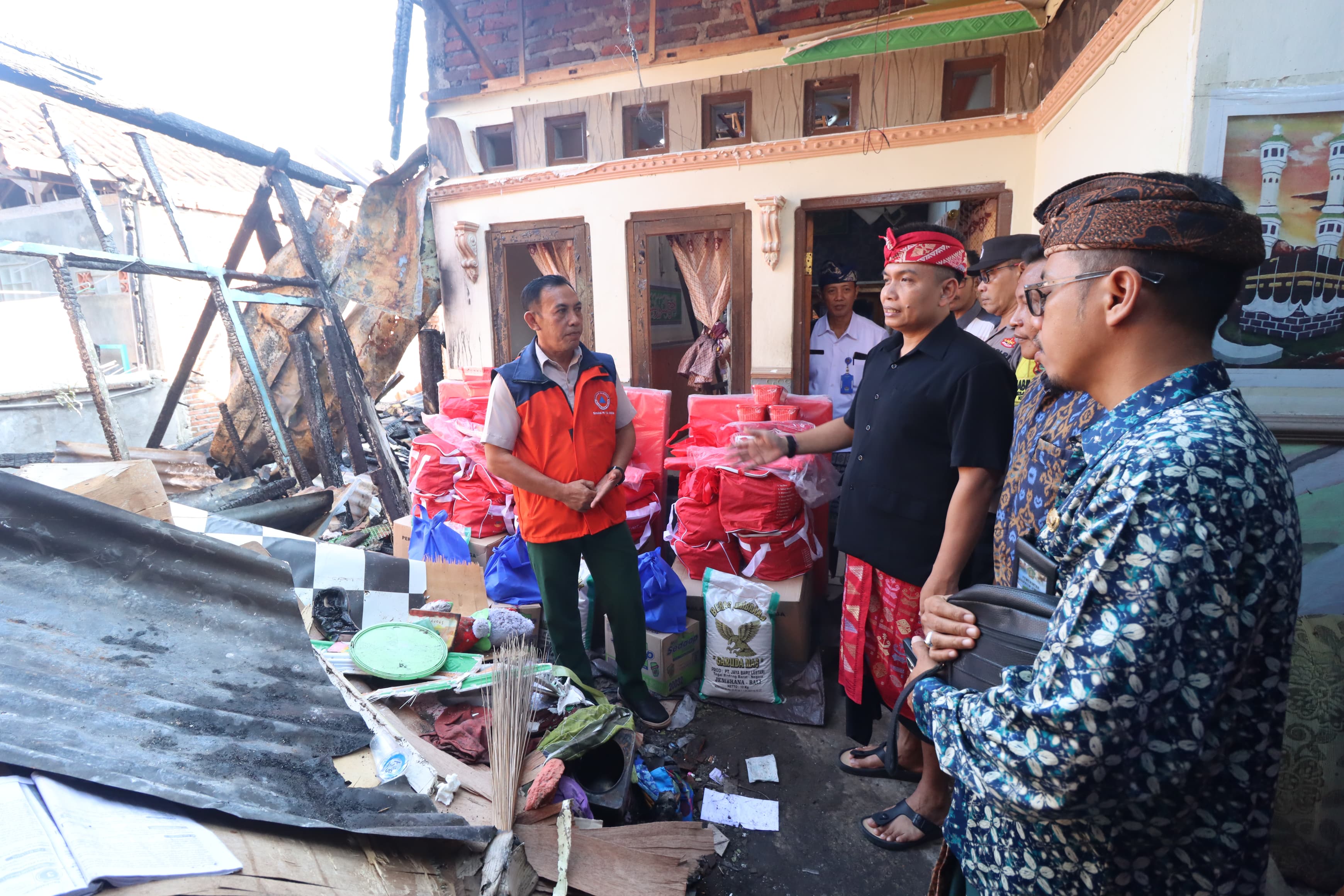 Wabup Jembrana (Ipat) Sambangi Warga Korban Kebakaran di Loloan Timur 