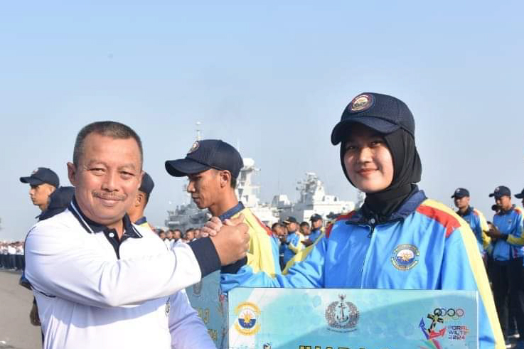 Koarmada II Beri Penghargaan Kontingen Poral Wiltim dan Jalasenastri Armada II Tahun 2024