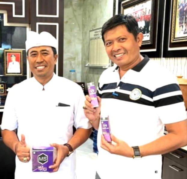 Camat Kuta Utara I Putu Eka Permana, S. STP., MM (Kiri)