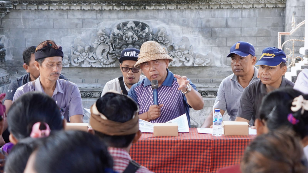 Bupati Jembrana, I Nengah Tamba (Pegang mic)