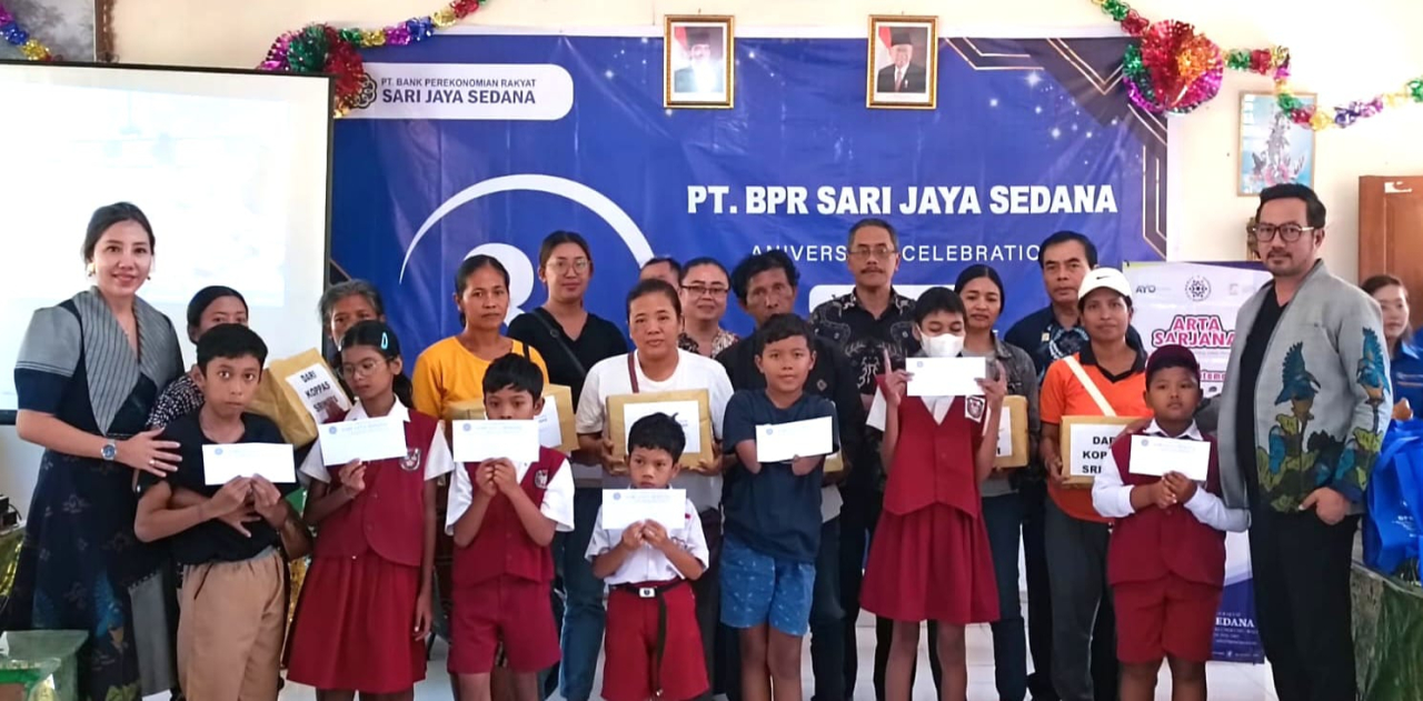 BPR Sarijaya Rayakan Ulang Tahun Ke-31 Potong Tumpeng, Penghargaan, dan Bingkisan untuk Siswa Difabel