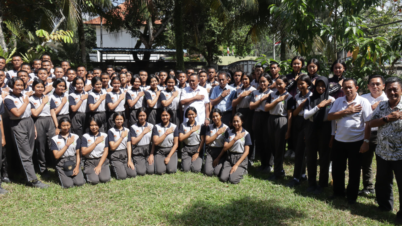 Bupati Tamba Berikan Penghargaan Kepada Paskibraka Jembrana.