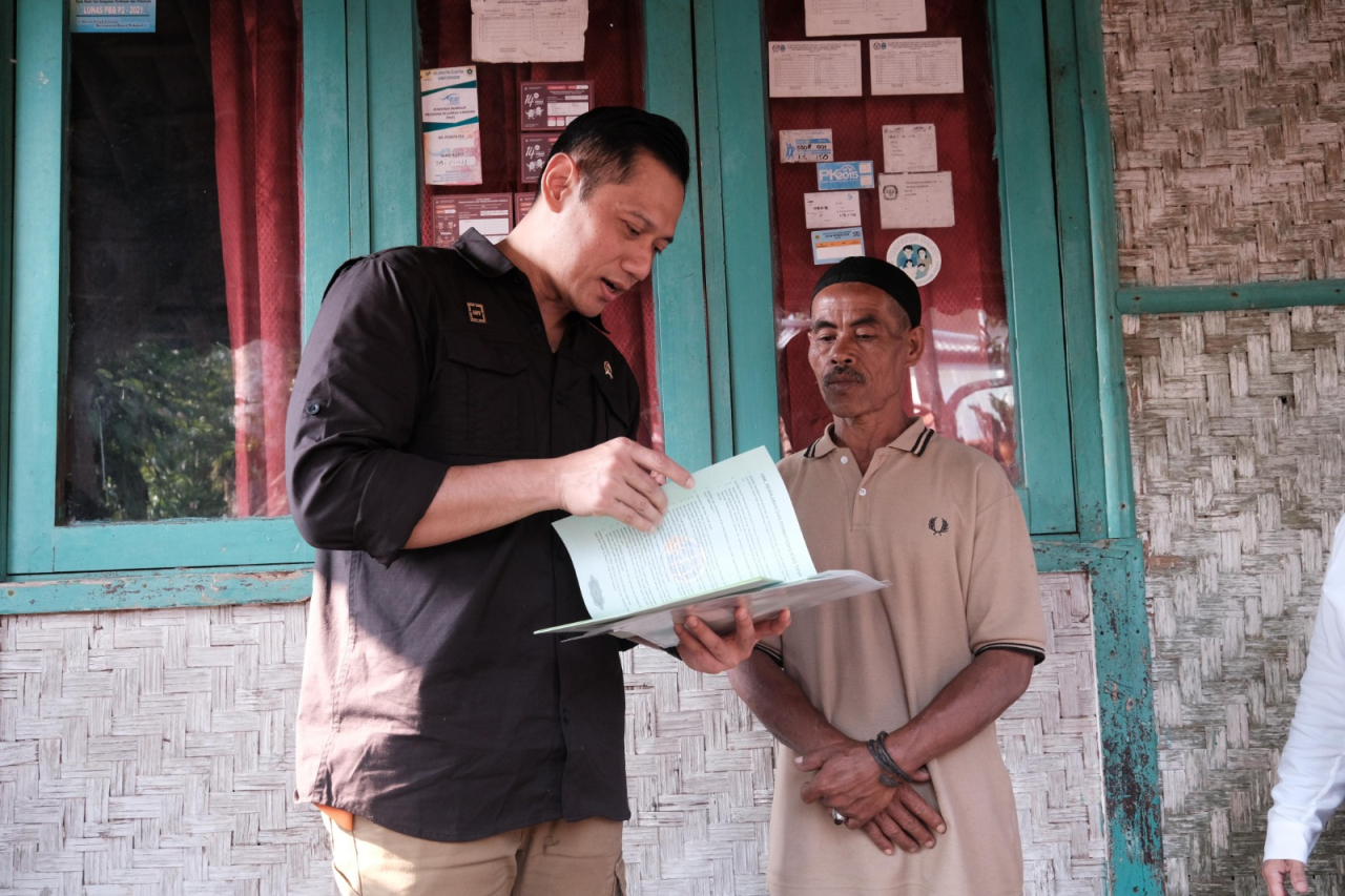 Menteri Agraria dan Tata Ruang/Kepala Badan Pertanahan Nasional (ATR/BPN), Agus Harimurti Yudhoyono (AHY) menyerahkan sertipikat tanah secara door to door, Rabu(7/8/2024)