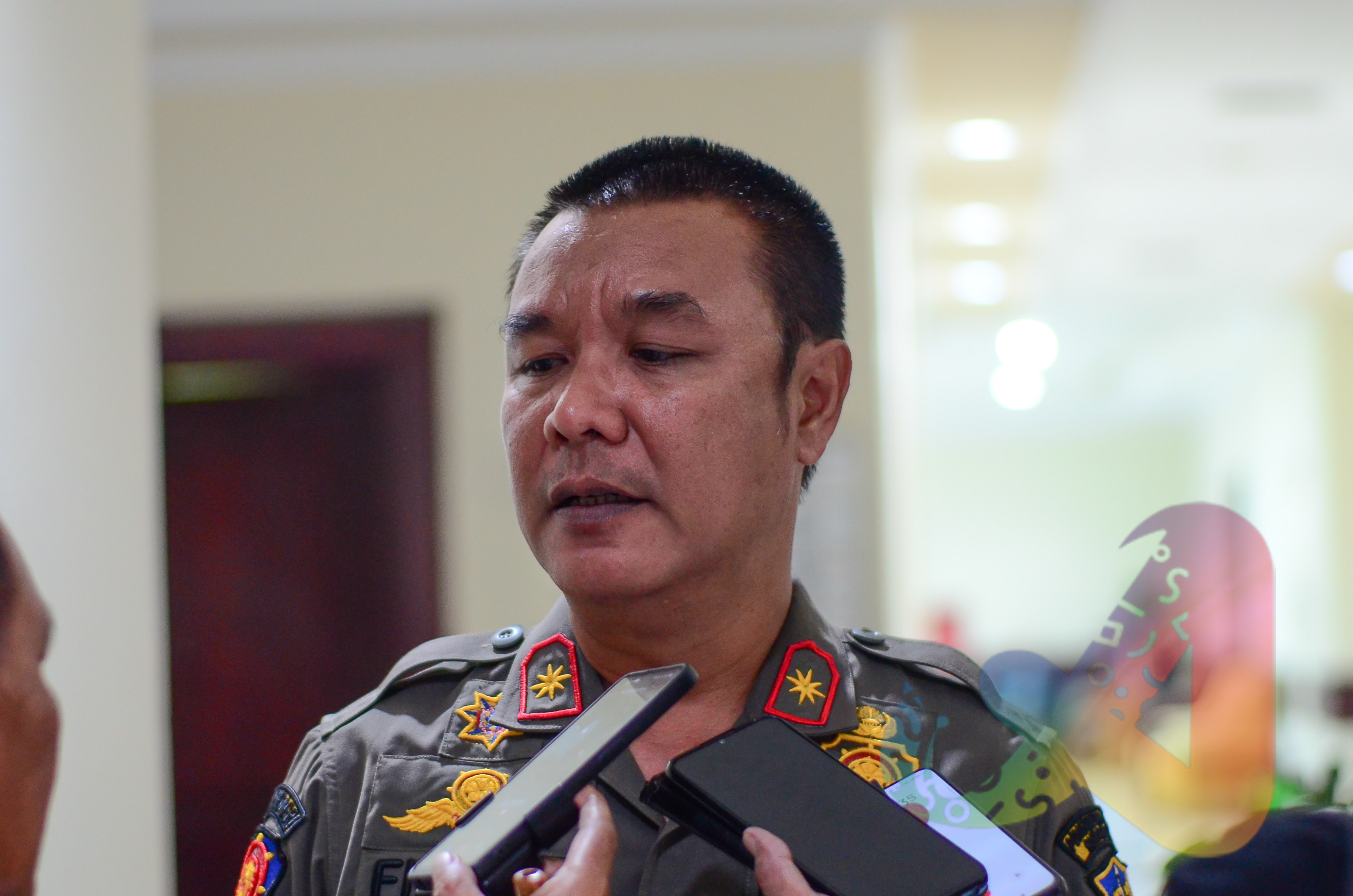 Satpol PP Surabaya Copot Baliho Eri Cahyadi, Fikser Sebut Mengganggu Pemandangan Kota