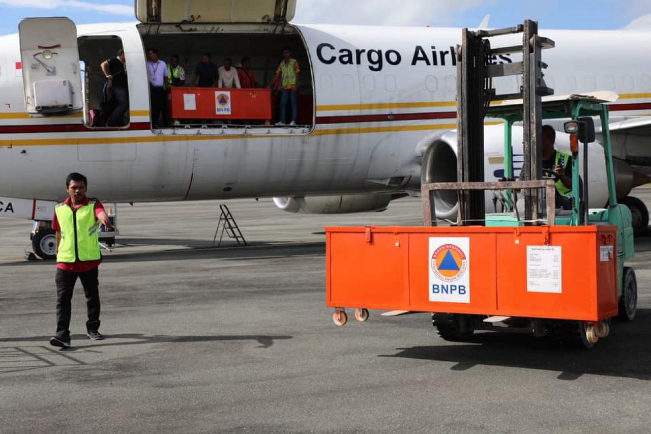 BNPB dan Menko PMK Serahkan Bantuan Logistik dan Dana Siap Pakai ke Kota Tual, Maluku