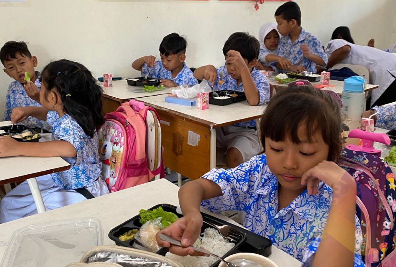 Pemkot Surabaya dan GOTO Luncurkan Program Makan Gratis di Sekolah-Sekolah