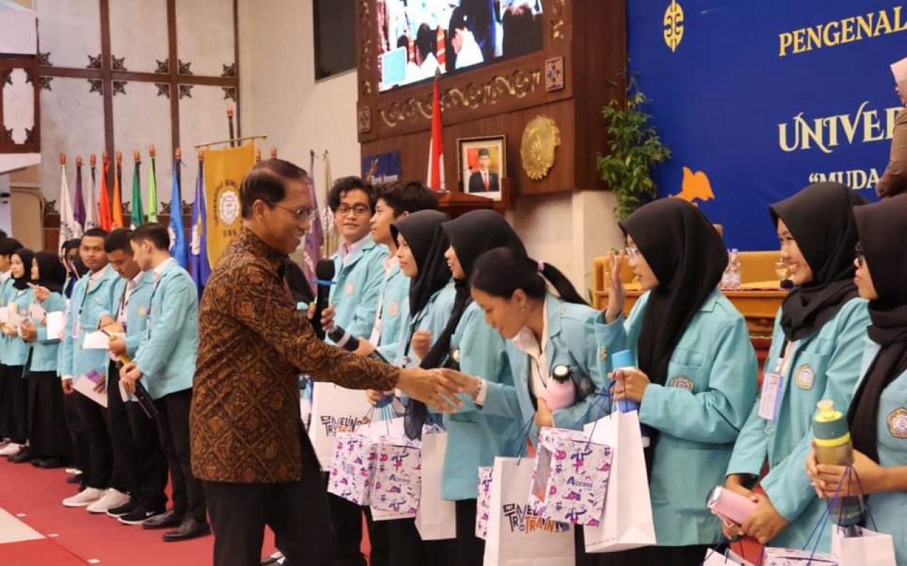 Dirut KAI, Didiek Hartantyo Berbagi Inspirasi dan Inovasi Bersama Mahasiswa Baru UNS