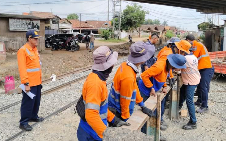 KAI Bersihkan Jalur Rel dan Tutup Perlintasan Liar untuk Keselamatan Kereta