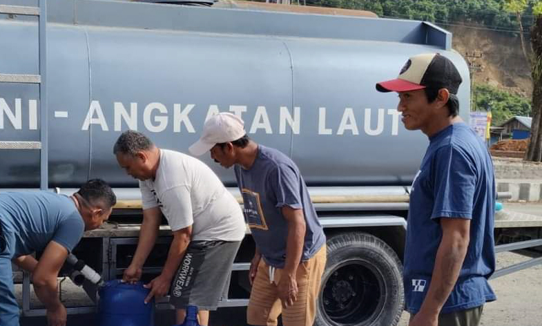 Warga Sidoarjo Kekurangan Air, Pangkalan TNI AL Tolitoli Suplai dengan Truk 5.000 Liter