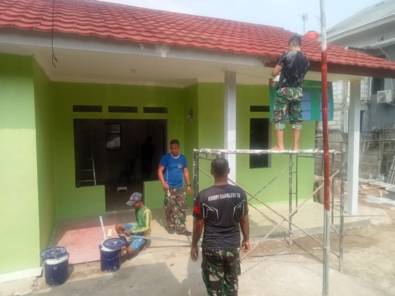 Anggota Satgas TMMD Reguler ke-121 Kodim 0508/Depok, secara aktif melanjutkan tugas kemanusiaannya dengan memulai tahap penyelasaian Rumah Tidak Layak Huni (RTLH) rumah Ibu Elis, yang terletak Jalan H Namin, RT. 002, RW 011, Kelurahan Bojongsari lama, Kec