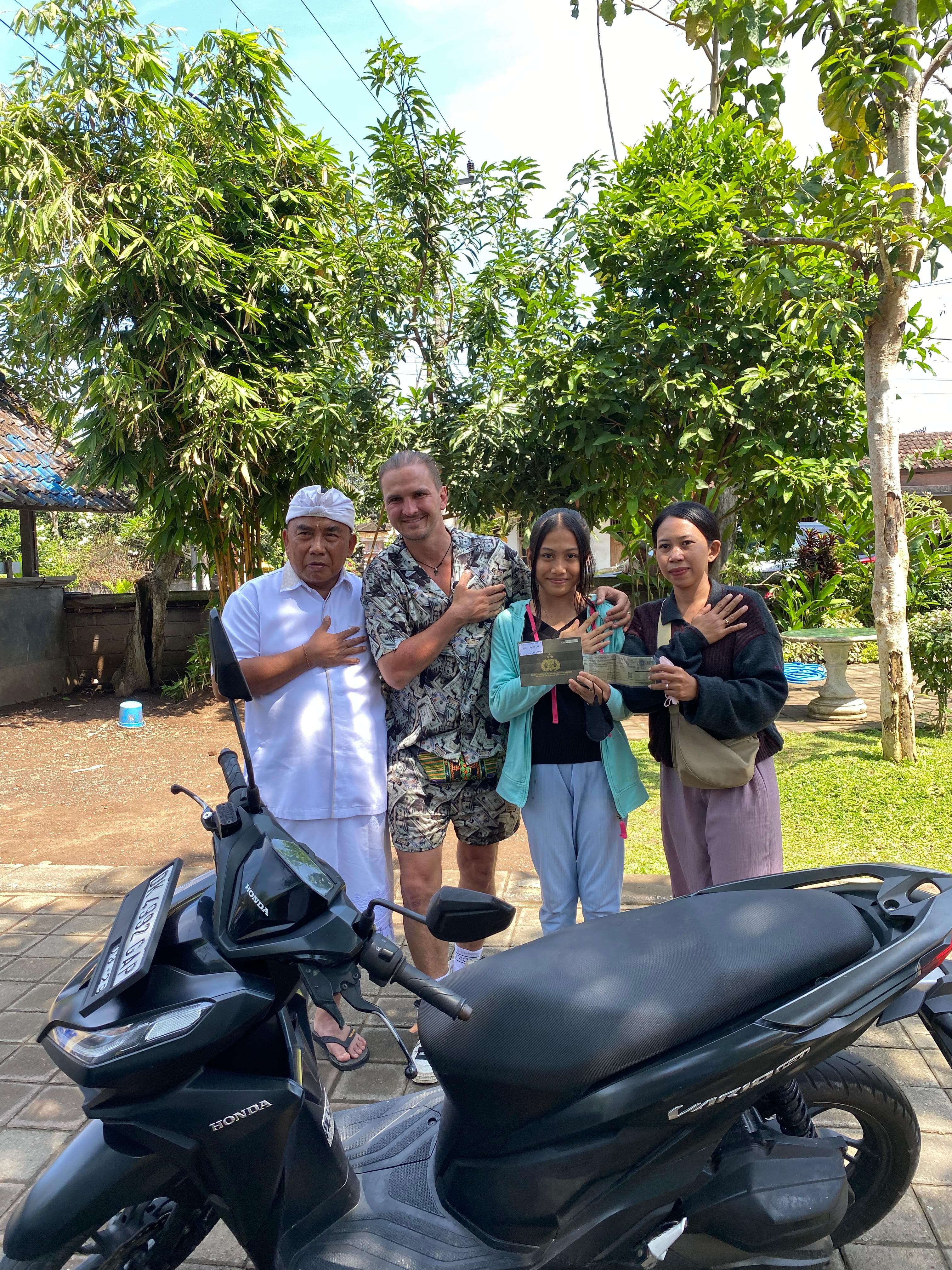 Kunjungi Jembrana, Influencer asal Rusia, Sergey Kosenko Sumbang Tiga Bantuan 