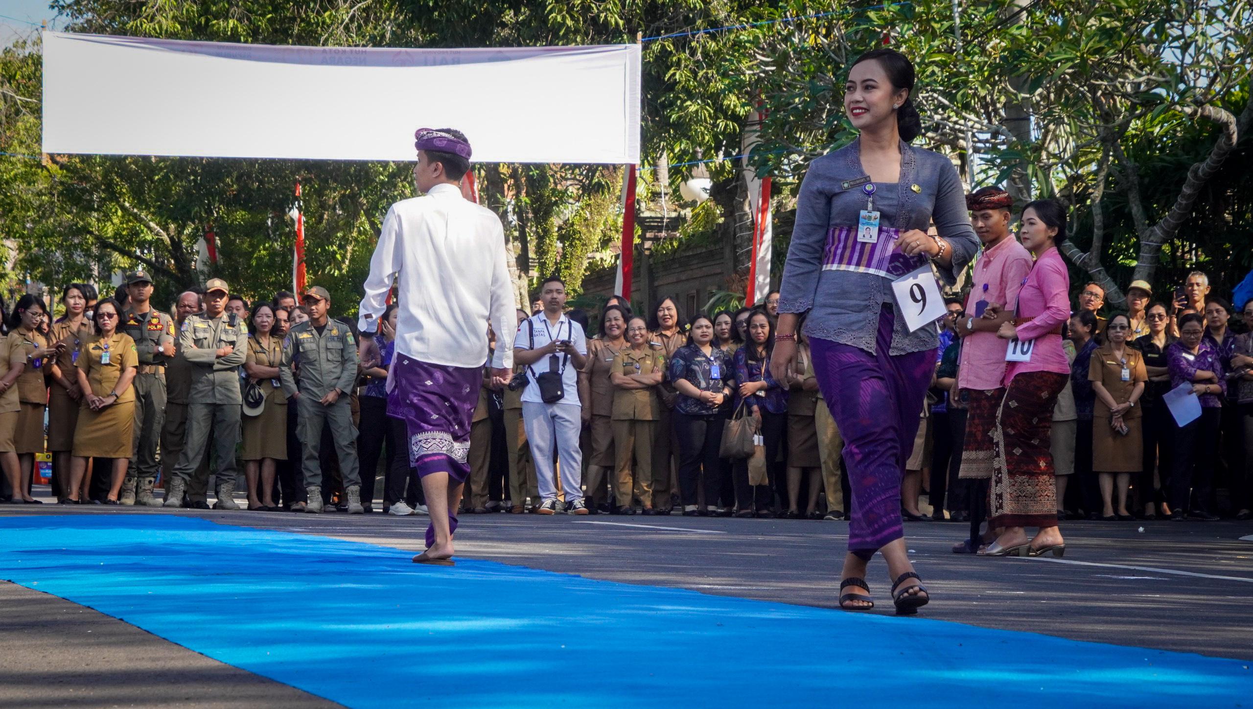 Pegawai Pemkab Jembrana Beradu Gaya Dalam Lomba Outfit of The Day